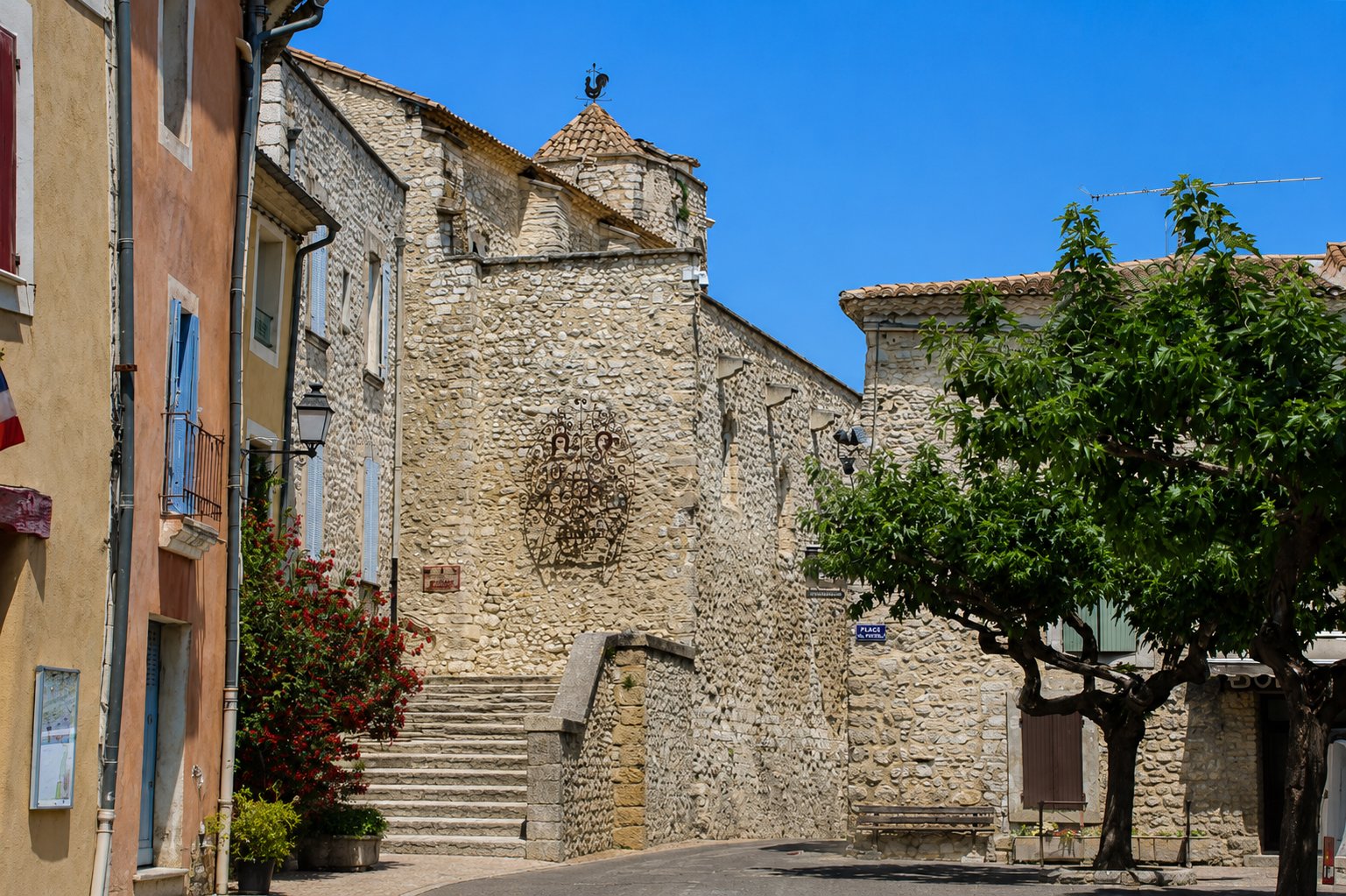 Ruelle du centre du village de Velleron, avec ses bâtisses en pierre