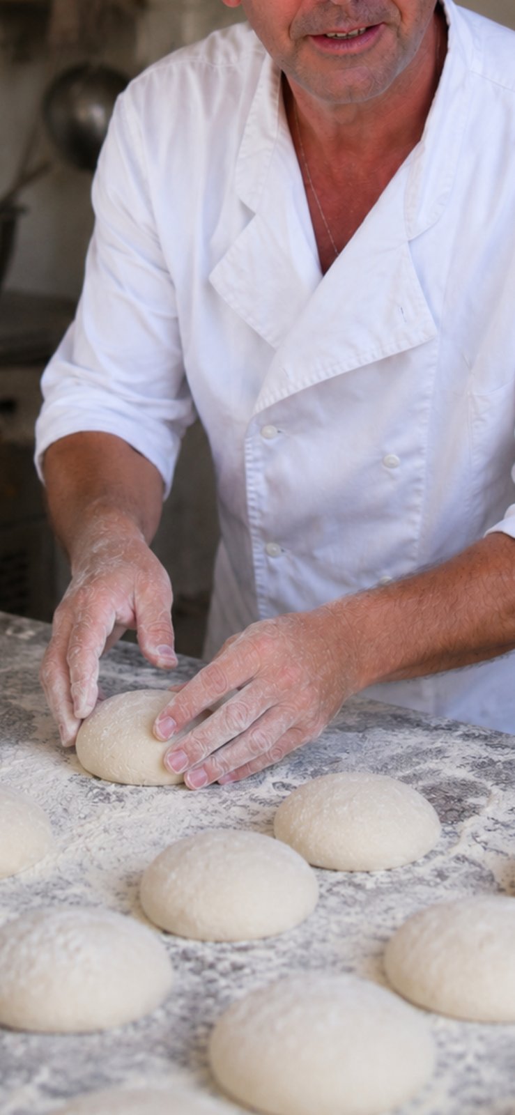 Jean-Marc façonnant des pâtons de pâte fraîche