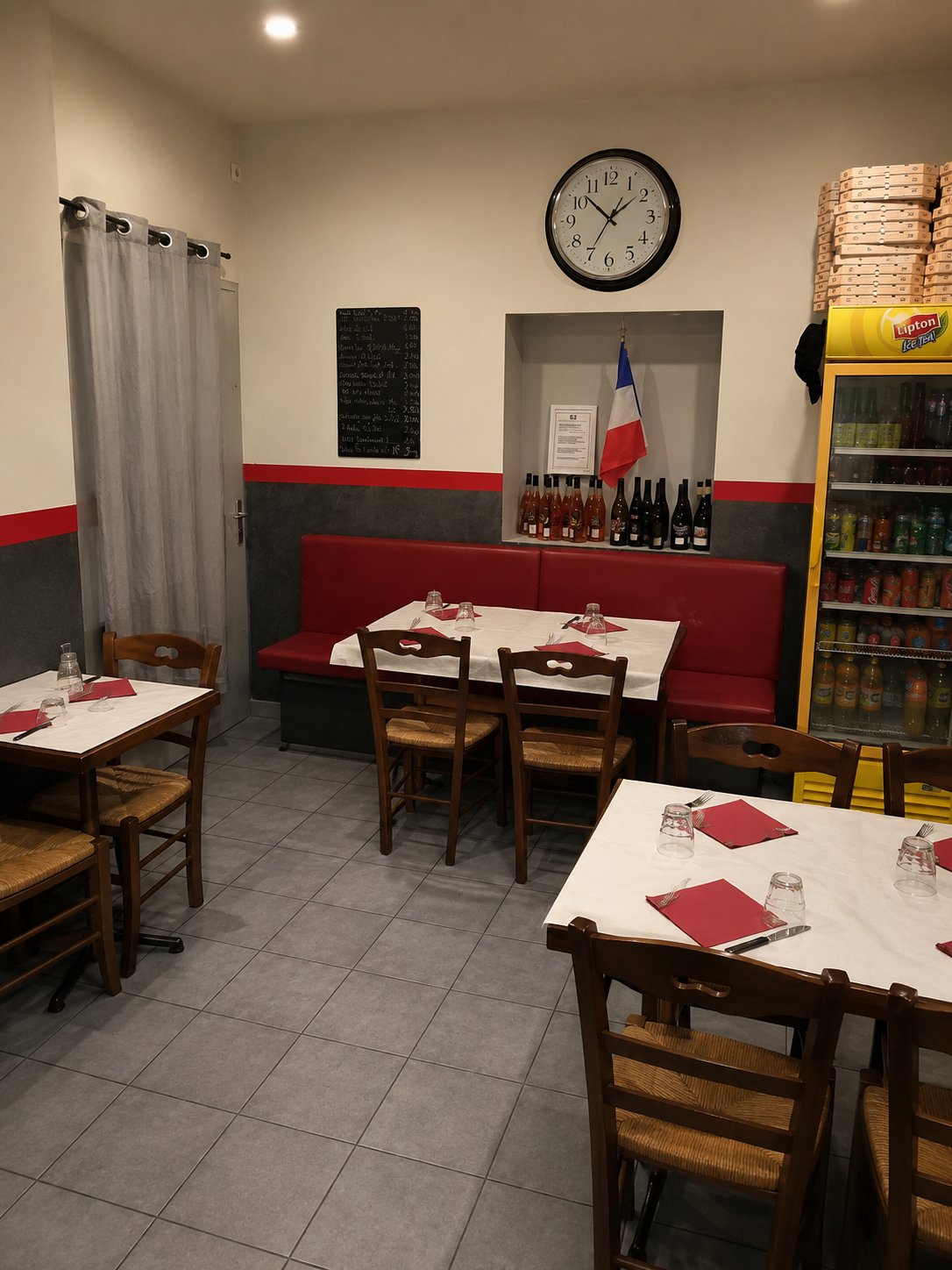 Salle de Pizza Vellano, avec ses tables dressées