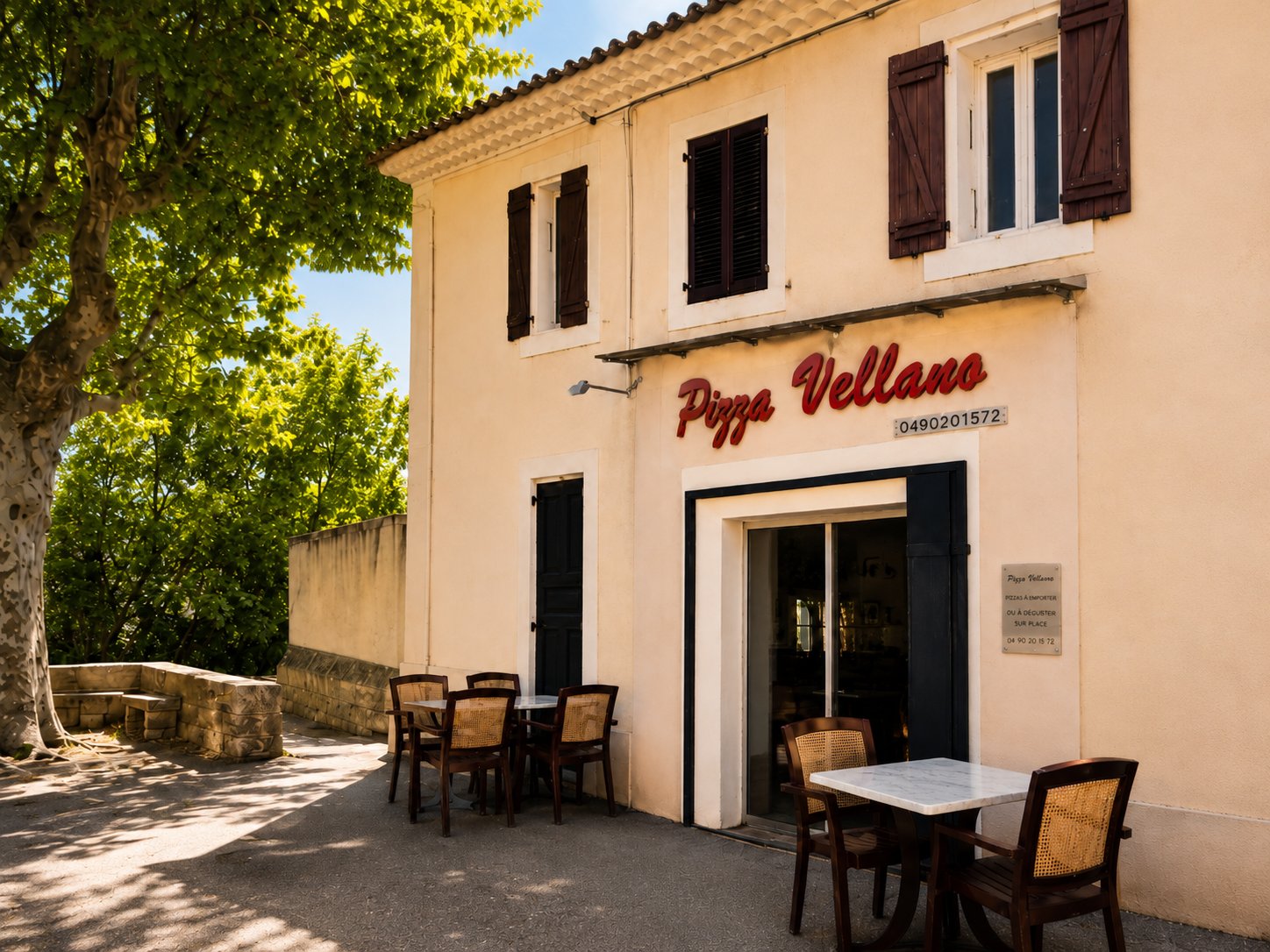 Terrasse de Pizza Vellano, avec ses tables et son cadre provençal